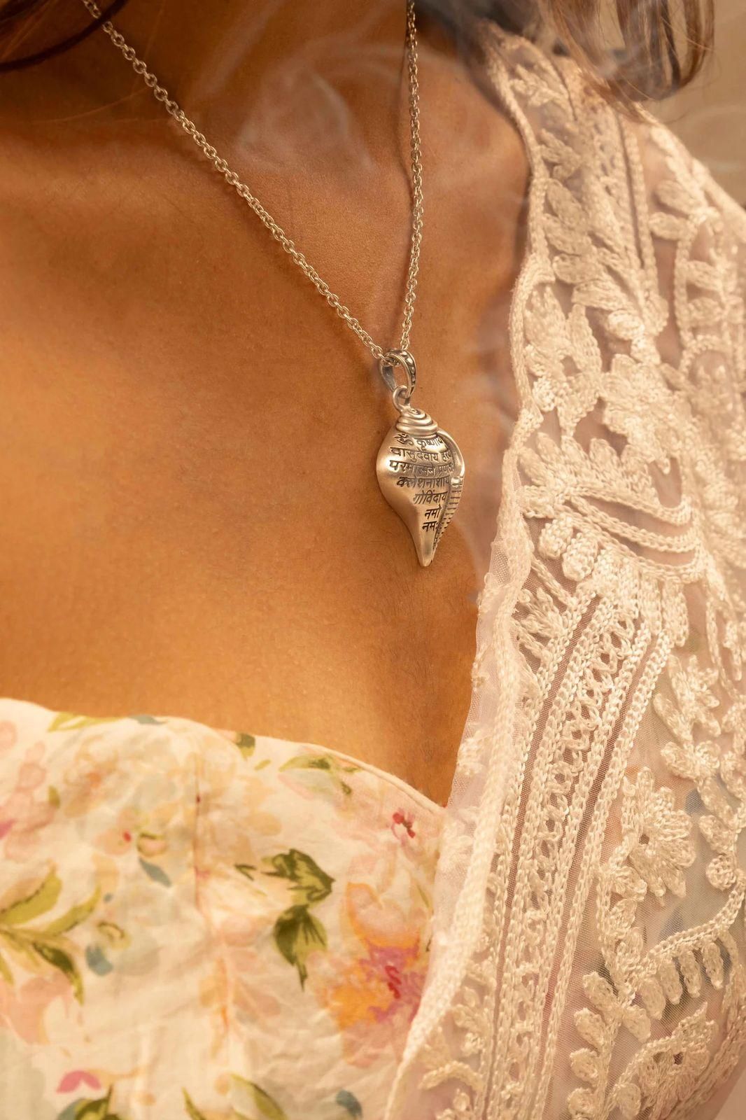 Shri Krishna Shankha Pendant with Chain - mihikart.com