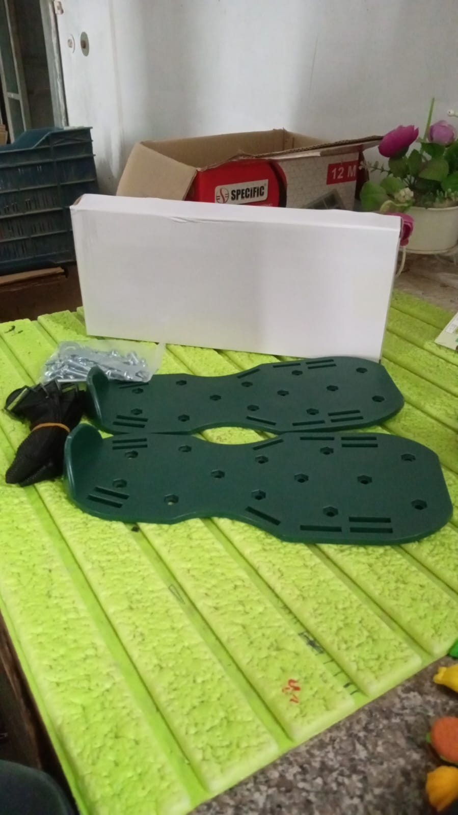 Lawn Aerator Sandals, Garden Grass Aerator Spiked Sandals Green Studded Shoes for Yard Patio Garden Excavation Mihikart