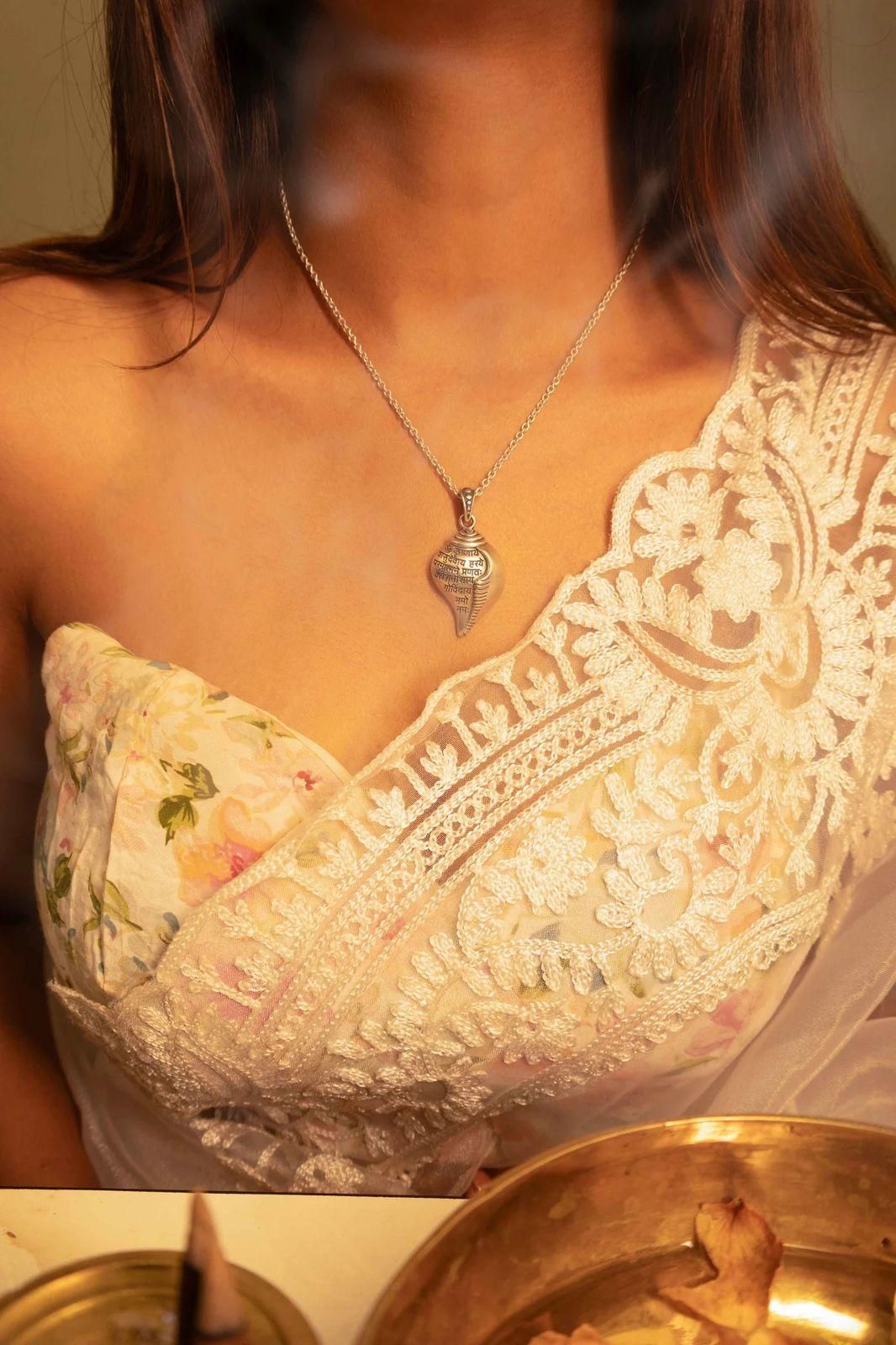 Shri Krishna Shankha Pendant with Chain - mihikart.com
