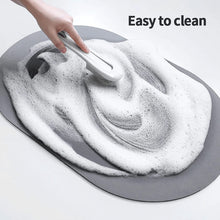 Soft and quick-drying bathroom mat.