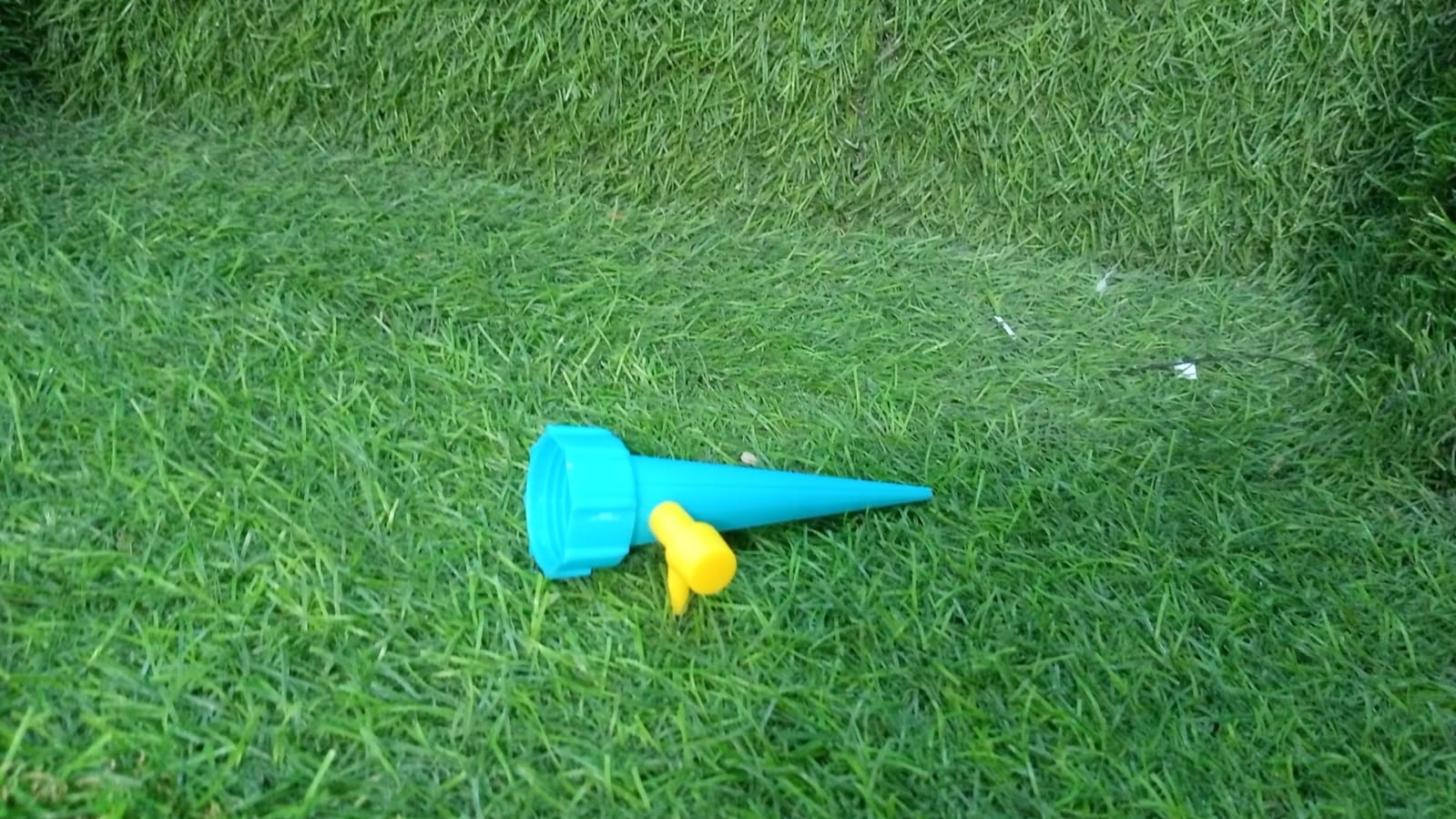 Plant Watering Spikes self Watering Spikes Water dripper for Plants, Adjustable Plant Watering Devices with Slow Release Control Valve Switch Mihikart
